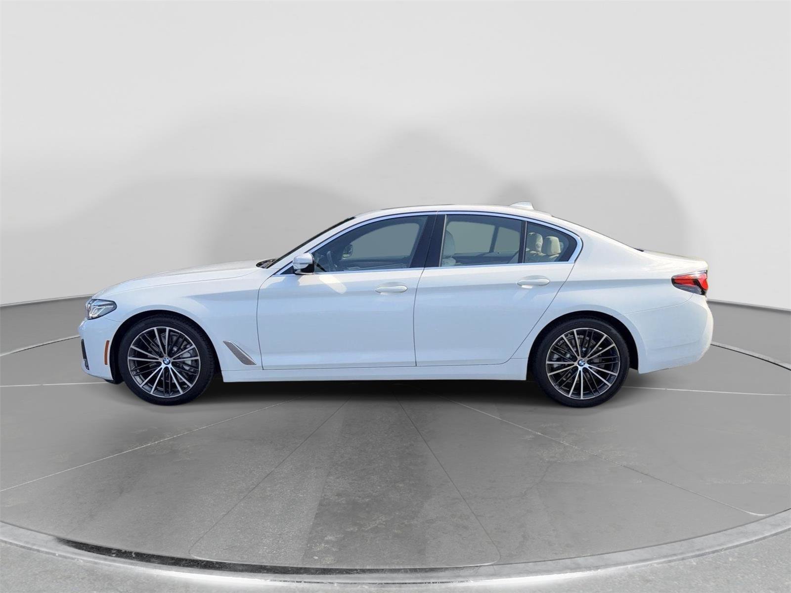 Used 2022 BMW 530i w/ Premium Package RWD image 2
