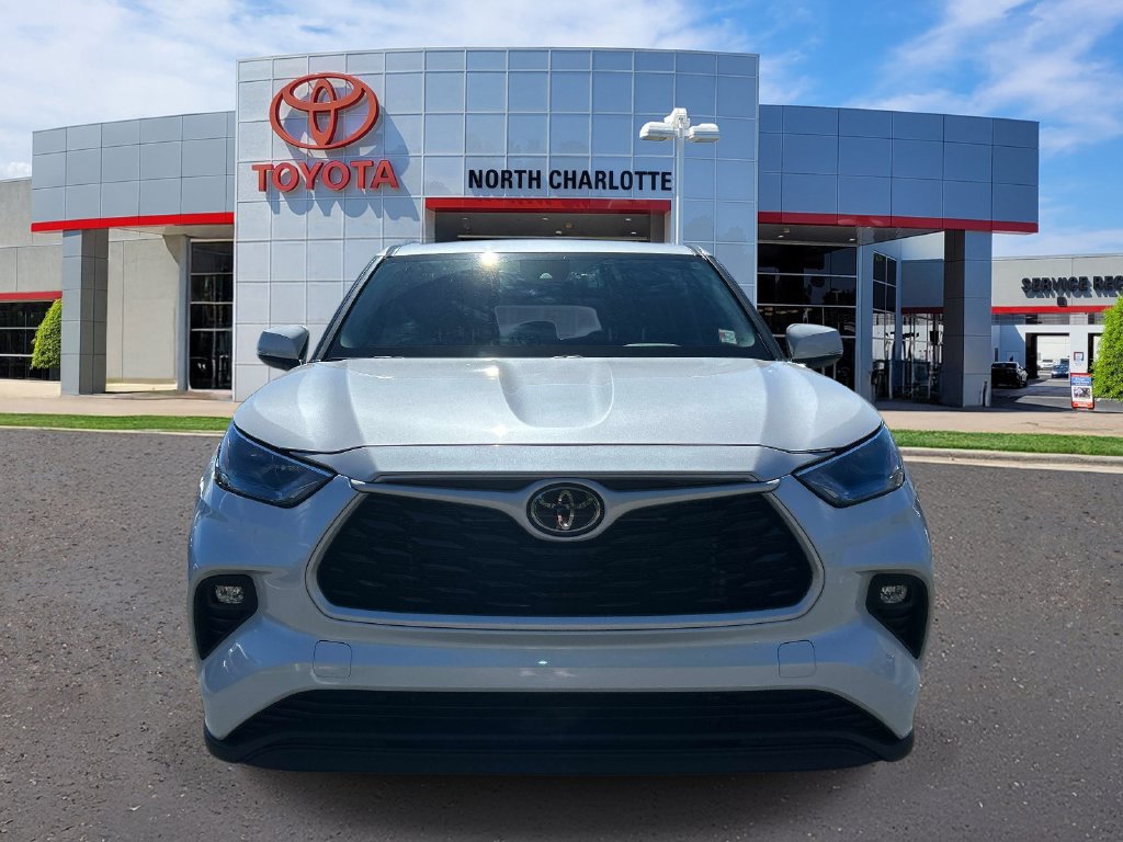 Used 2024 Toyota Highlander LE FWD image 3