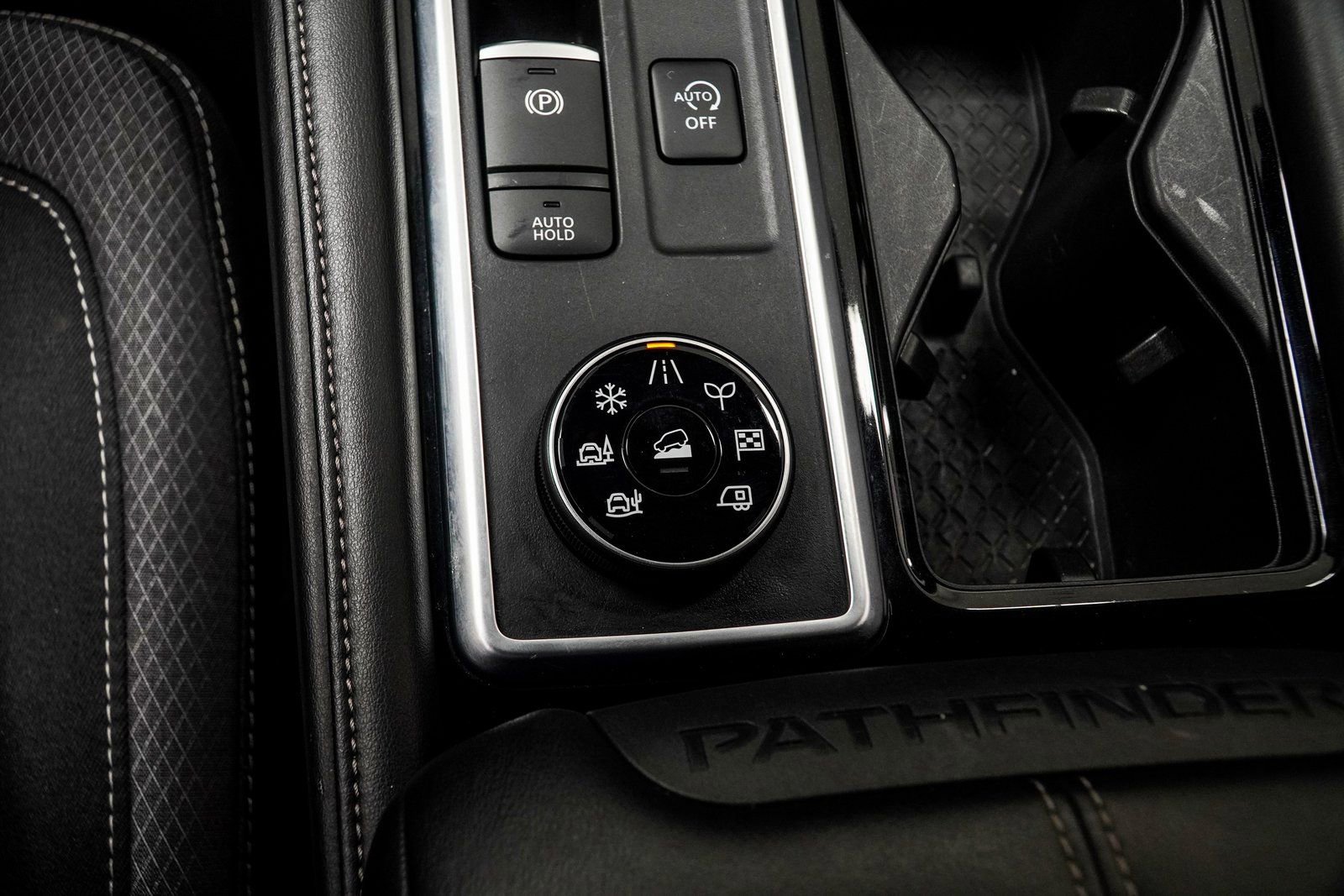 Used 2025 Nissan Pathfinder SV image 18