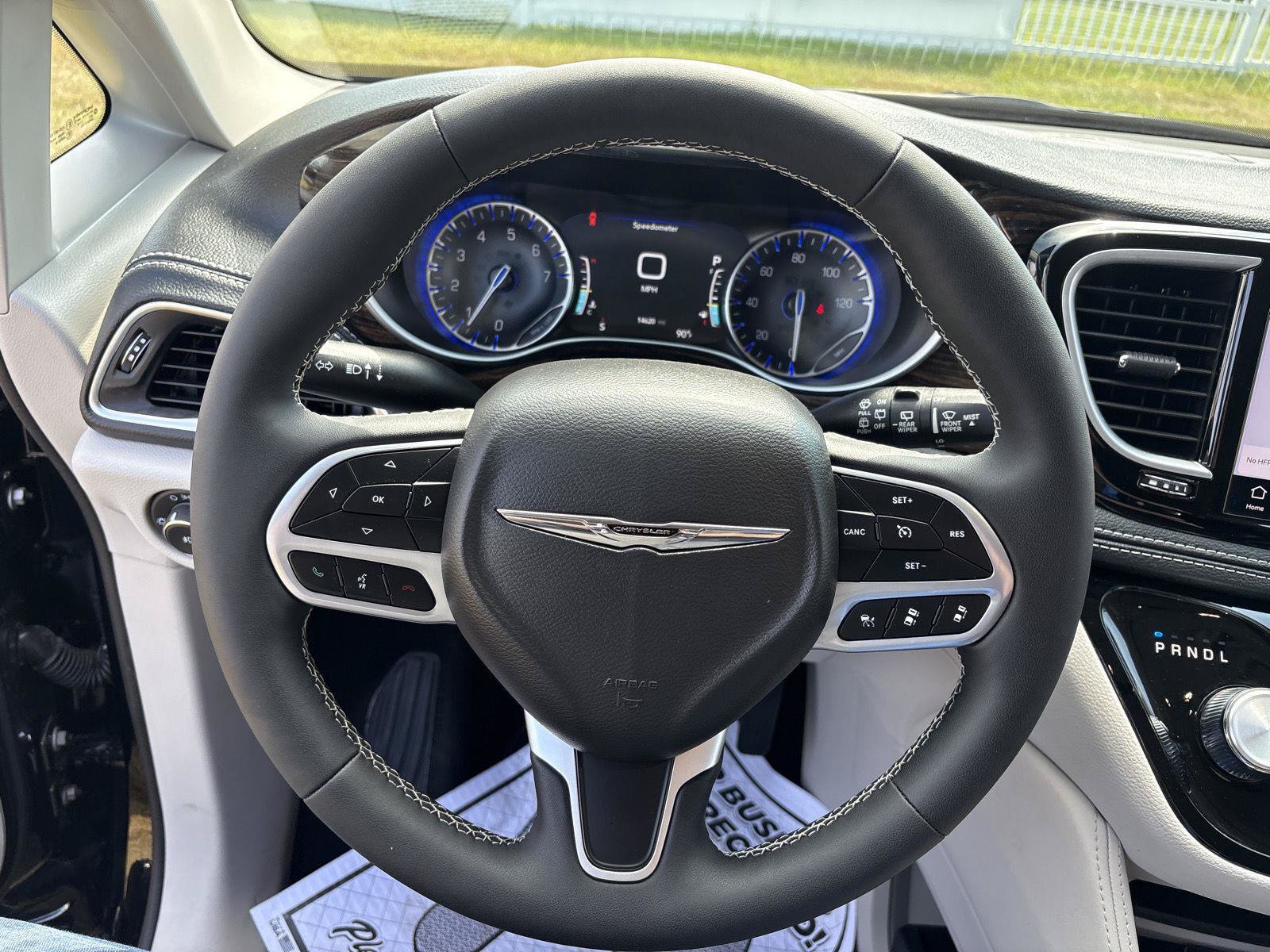 Used 2024 Chrysler Pacifica Limited FWD image 18
