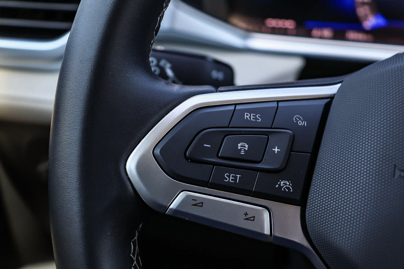 New 2025 Volkswagen Taos SE FWD image 23