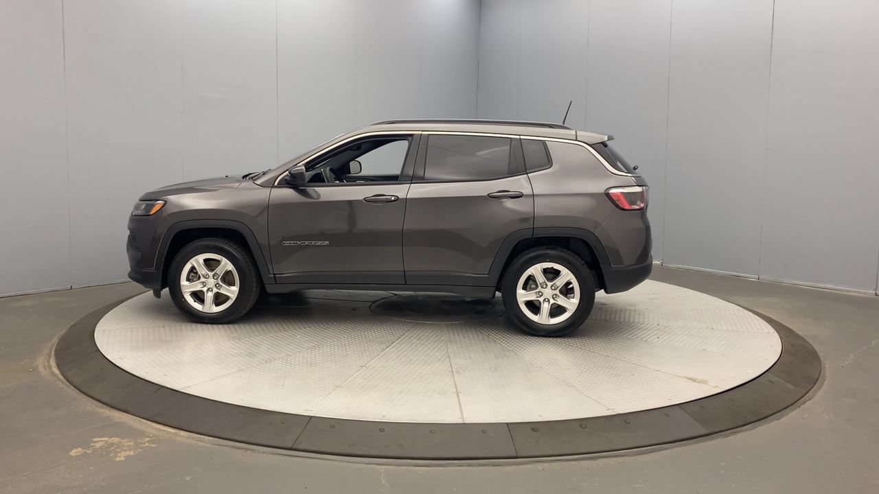 Used 2023 Jeep Compass Latitude w/ Convenience Group AWD/4WD image 2