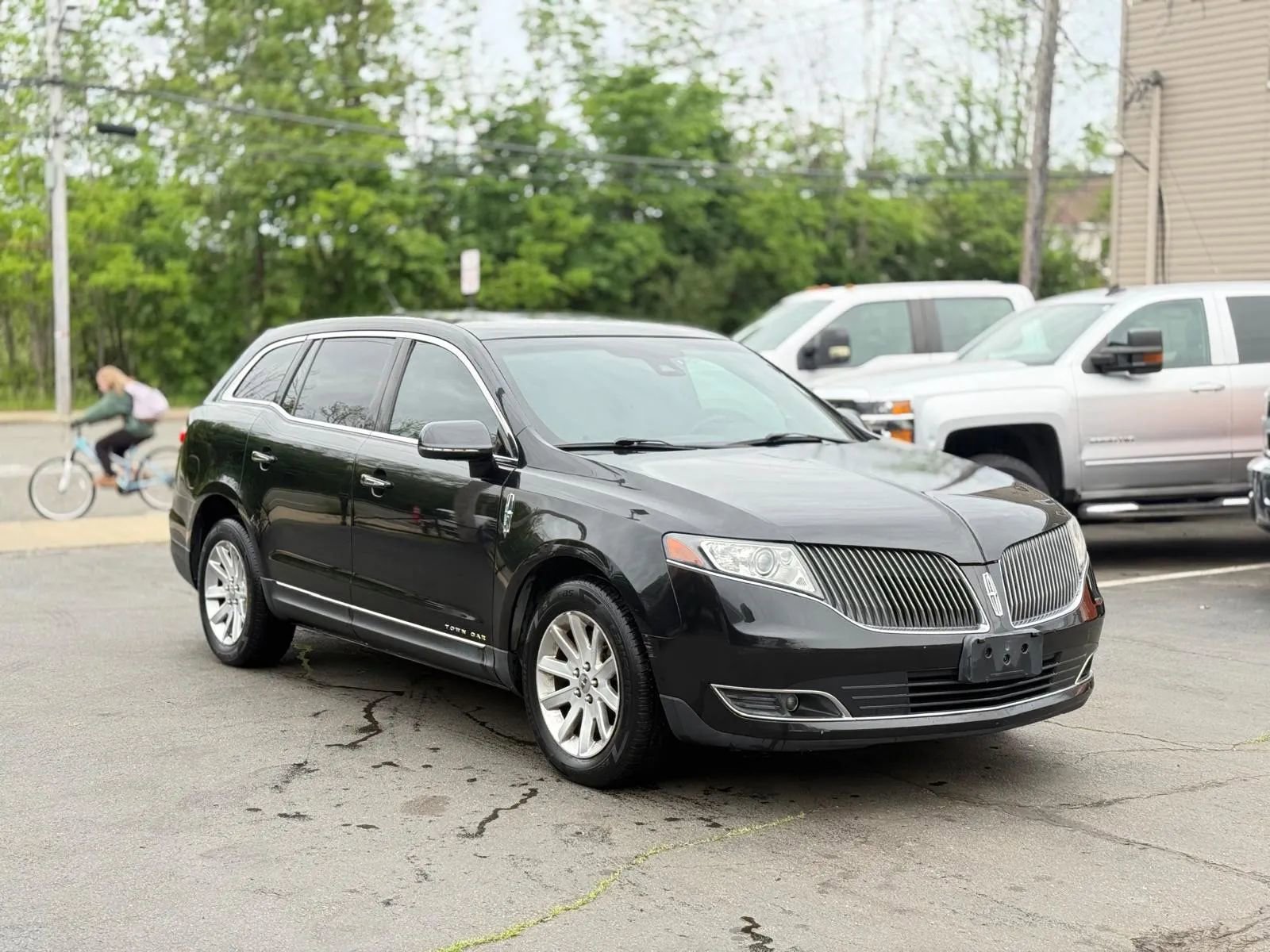 Used 2015 Lincoln MKT AWD image 4