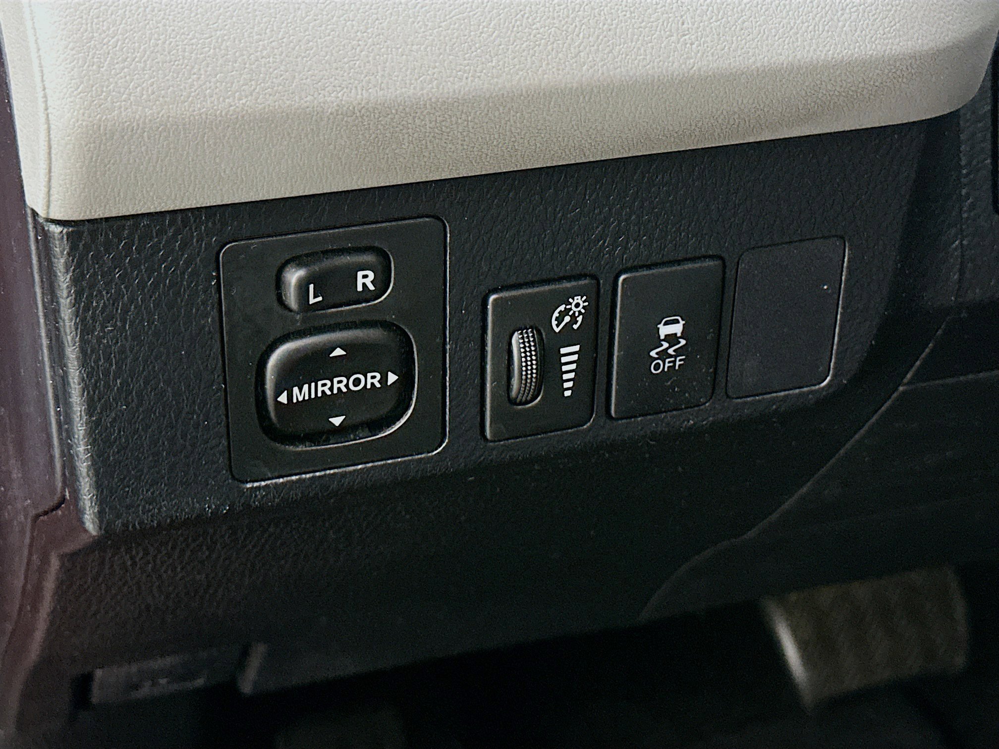 Used 2013 Toyota RAV4 LE image 16