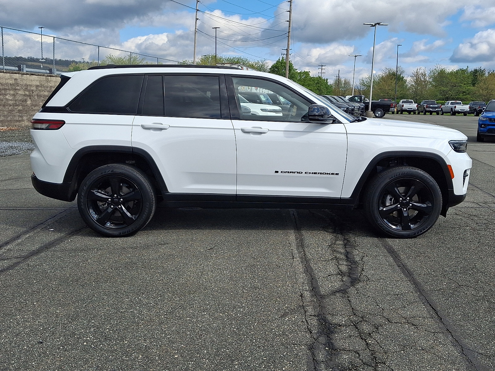 Used 2023 Jeep Grand Cherokee Altitude AWD/4WD image 7