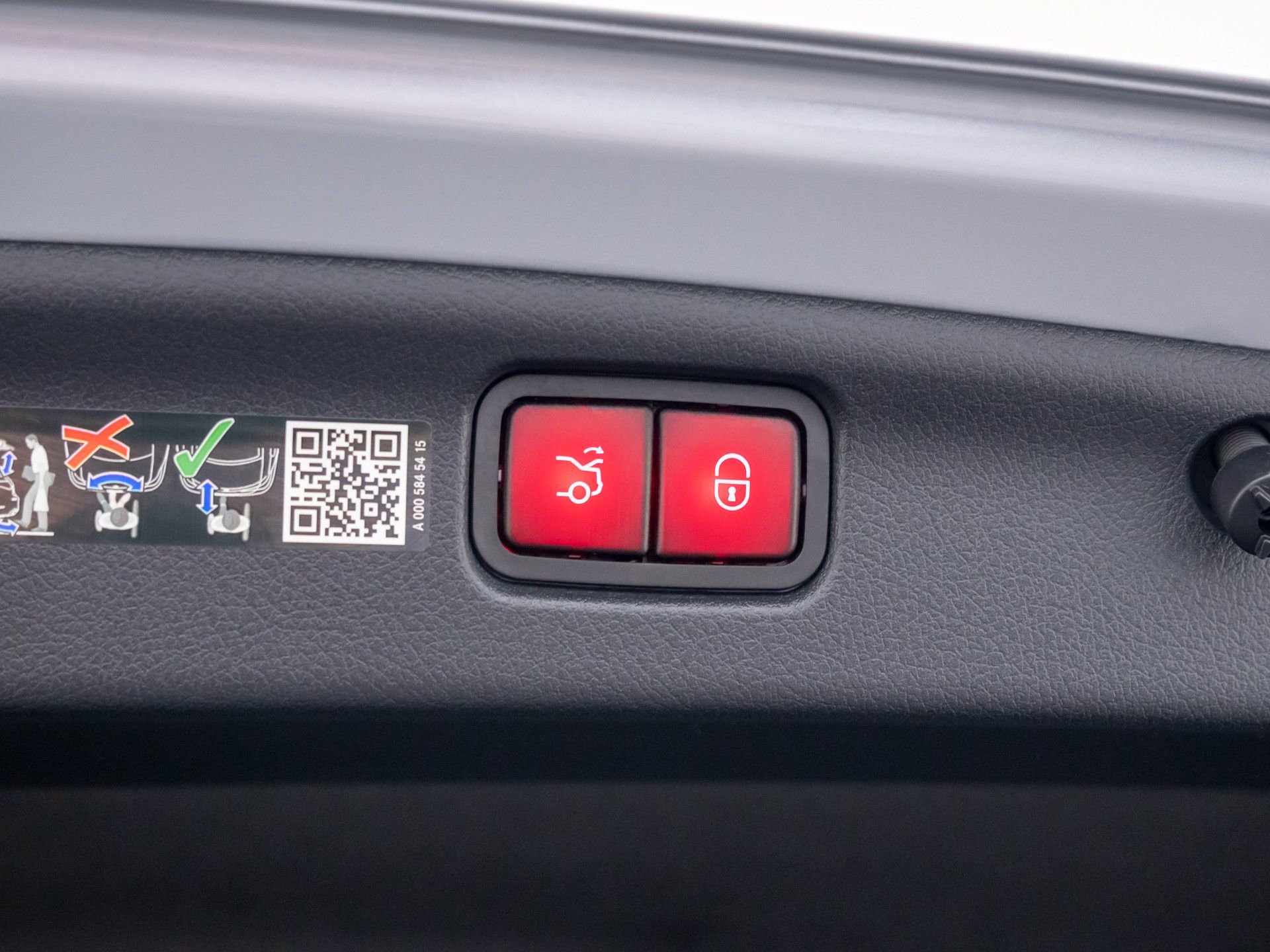 New 2025 Mercedes-Benz C 300 4MATIC Sedan image 31