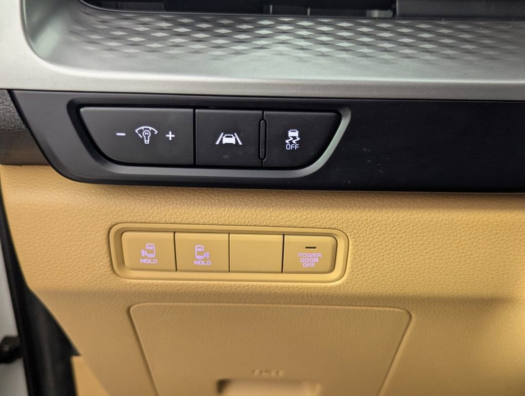 Used 2024 Kia Carnival LX image 13