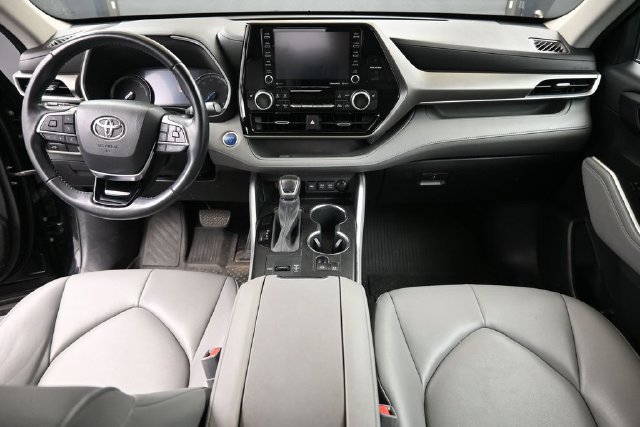 Used 2021 Toyota Highlander XLE AWD/4WD image 18