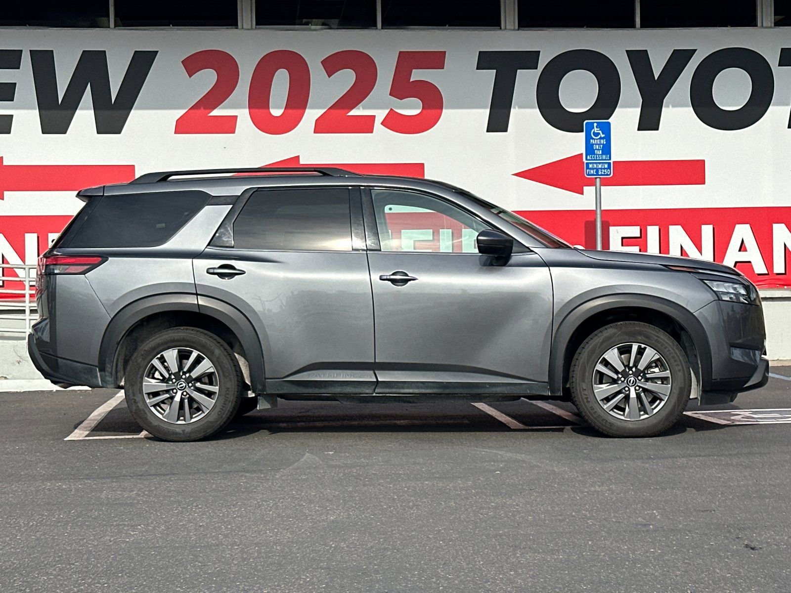 Used 2024 Nissan Pathfinder SV image 6