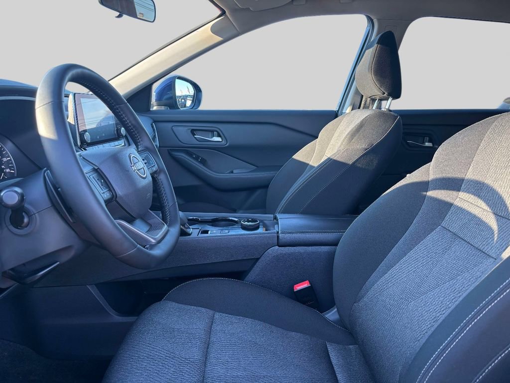 Used 2025 Nissan Rogue SV image 14