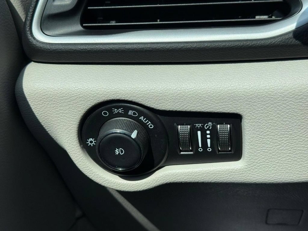 Certified 2024 Chrysler Pacifica Touring-L FWD image 21