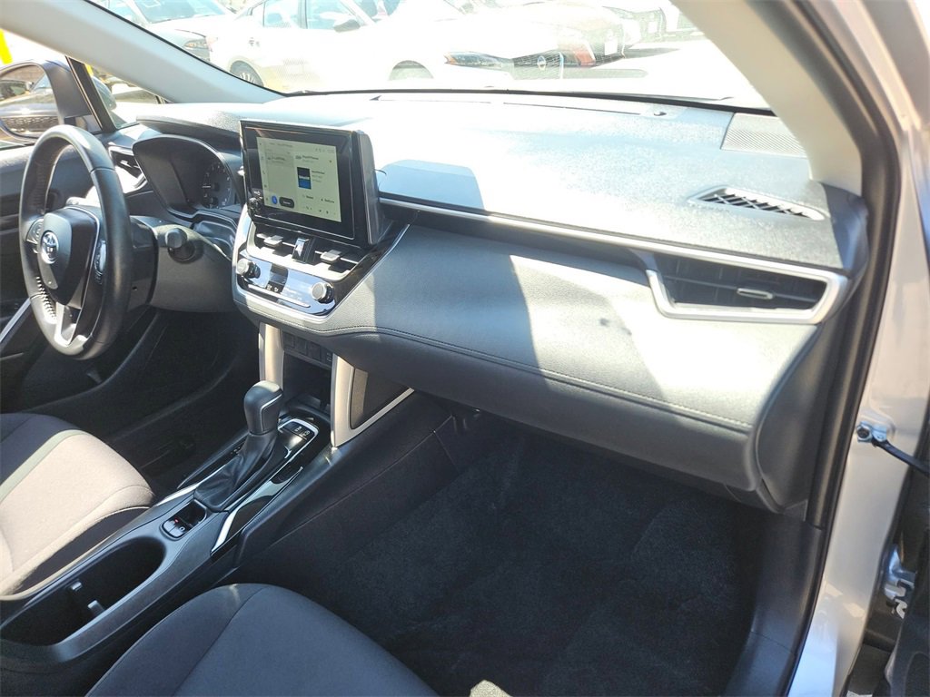 Used 2025 Toyota Corolla Cross LE image 31