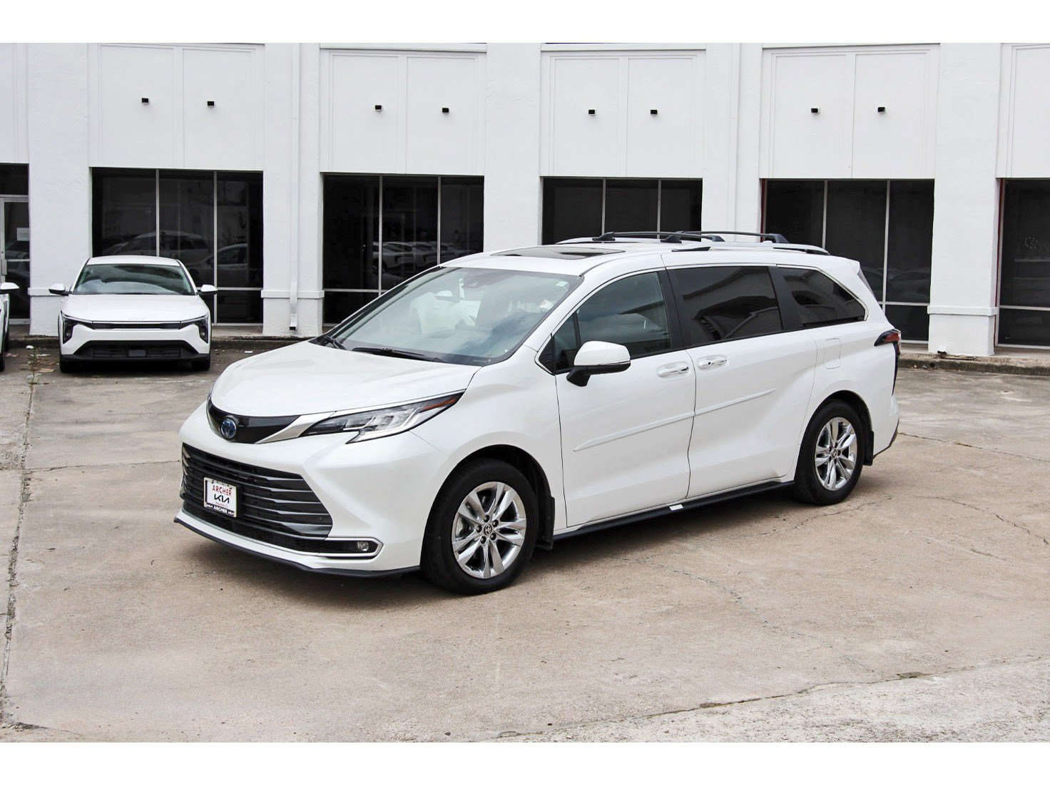 Used 2025 Toyota Sienna Limited AWD/4WD image 3
