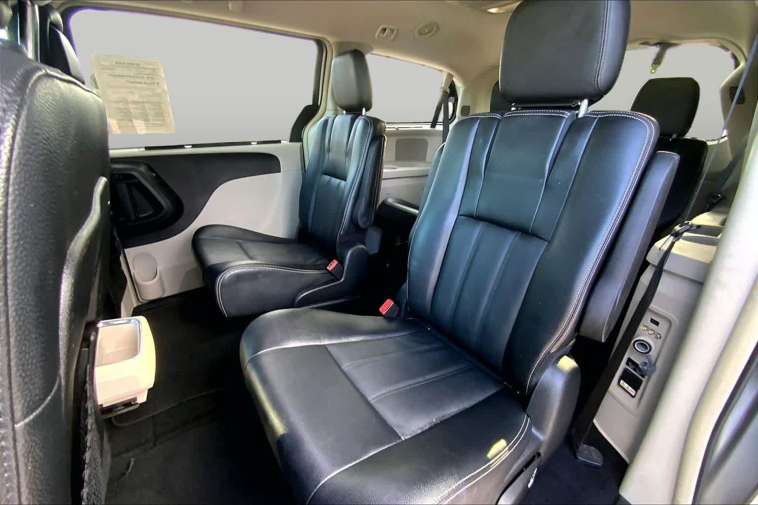 Used 2016 Chrysler Town & Country Touring FWD image 20