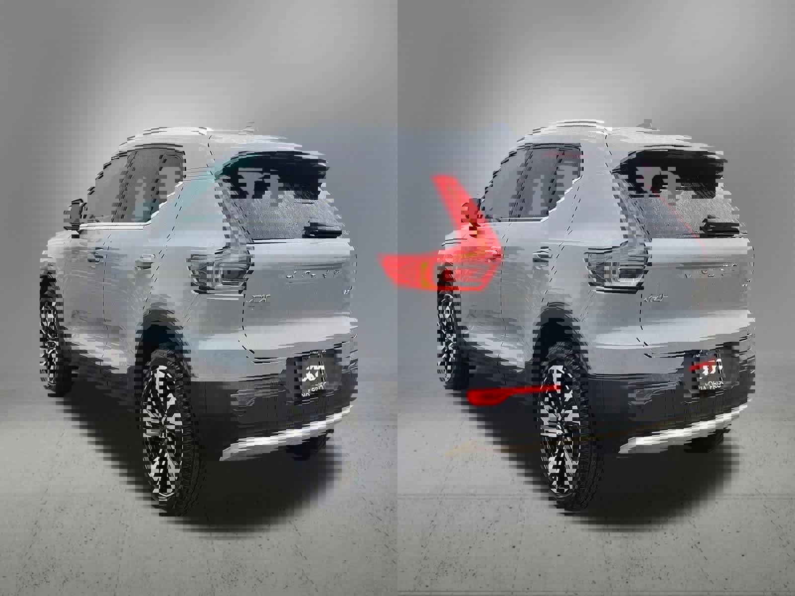 Used 2024 Volvo XC40 B5 Ultimate w/ Protection Package Premier image 4