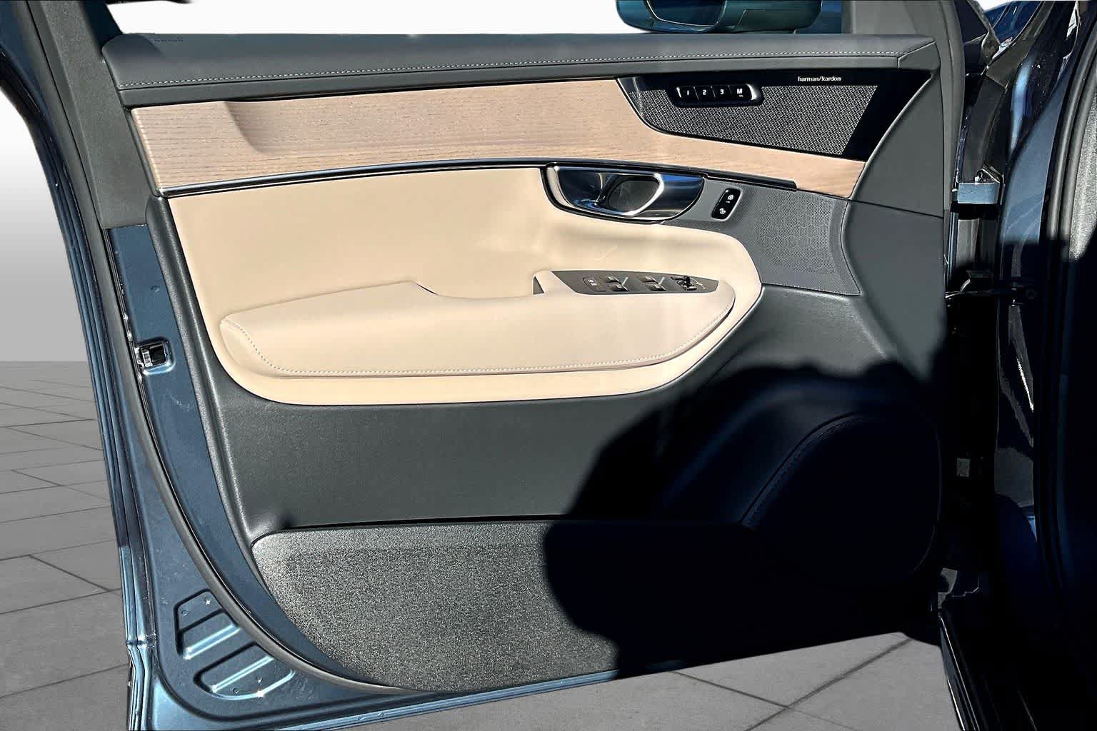 New 2026 Volvo XC90 B6 Plus w/ Protection Package Premier AWD/4WD image 11