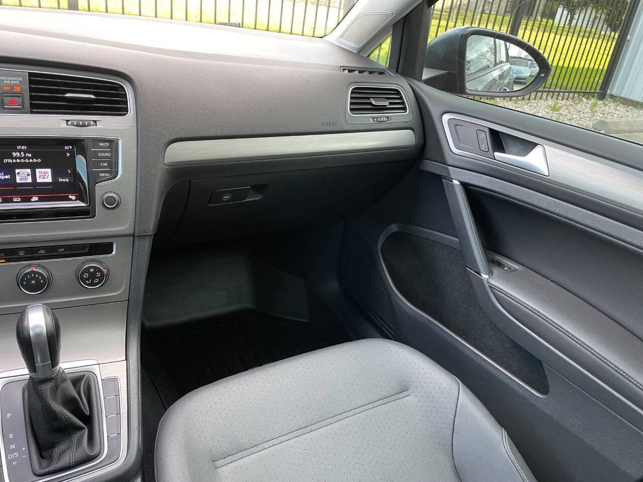 Used 2015 Volkswagen Golf S FWD image 25