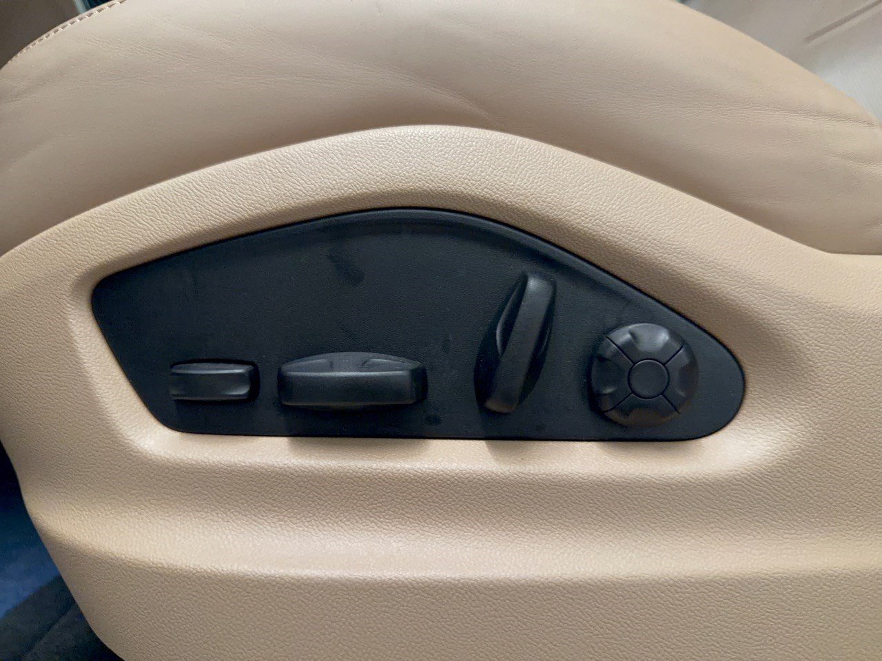 Used 2023 Porsche Cayenne AWD/4WD image 16