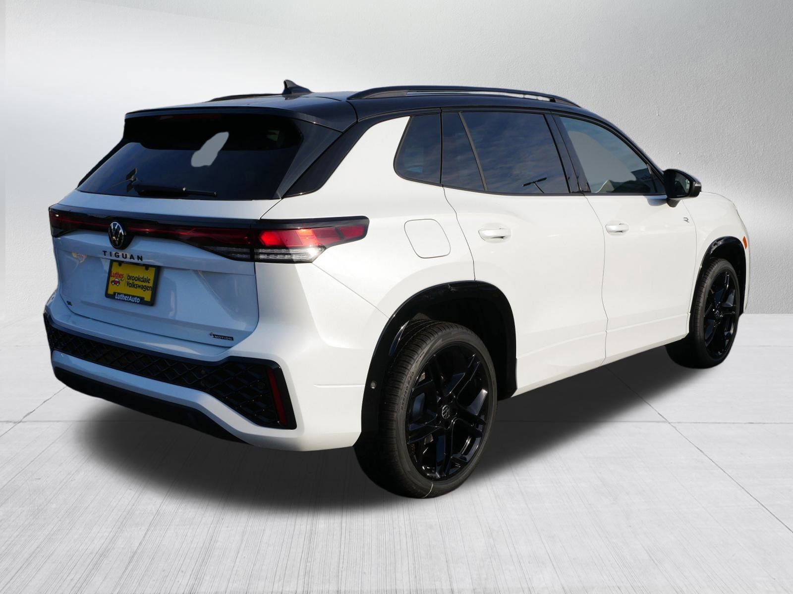 New 2026 Volkswagen Tiguan SE R-Line image 3