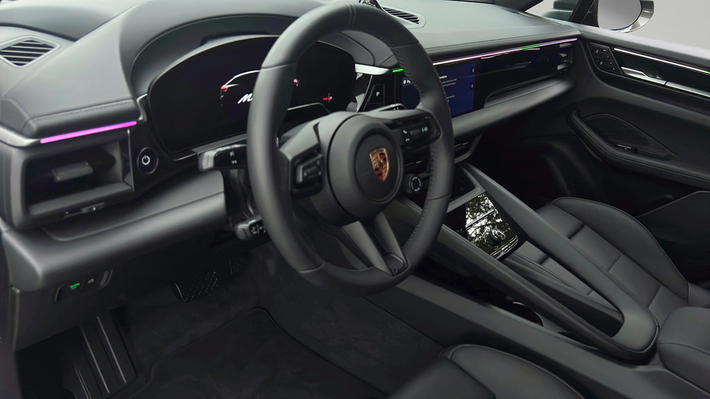 New 2026 Porsche Macan 4 Electric AWD/4WD image 4