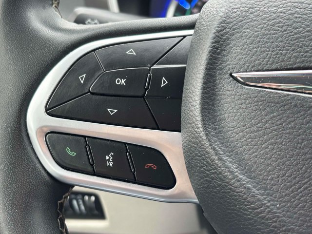 Used 2023 Chrysler Pacifica Touring-L FWD image 15
