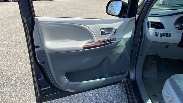 Used 2014 Toyota Sienna Limited w/ Limited Premium Package image 15