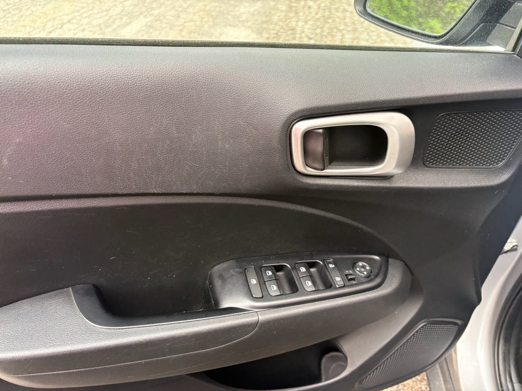 Used 2025 Hyundai Venue SEL FWD image 14