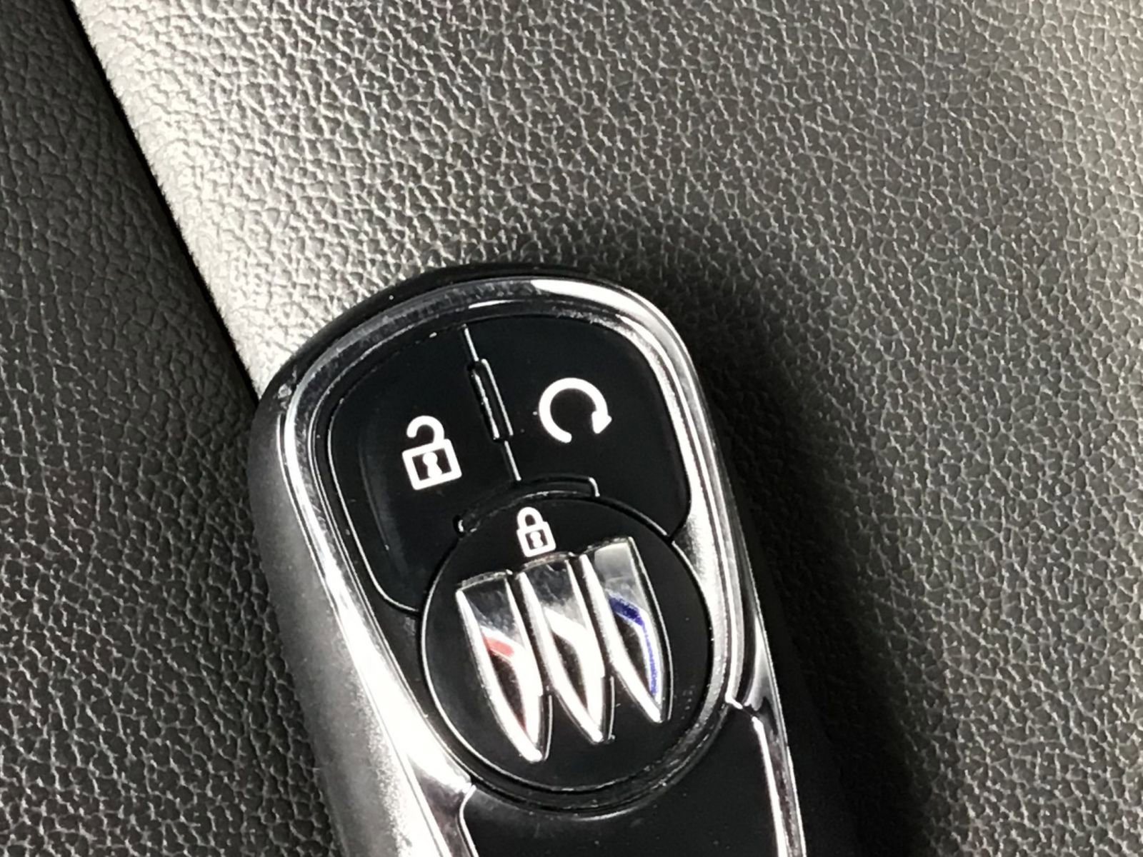 Used 2025 Buick Envista Sport Touring image 23