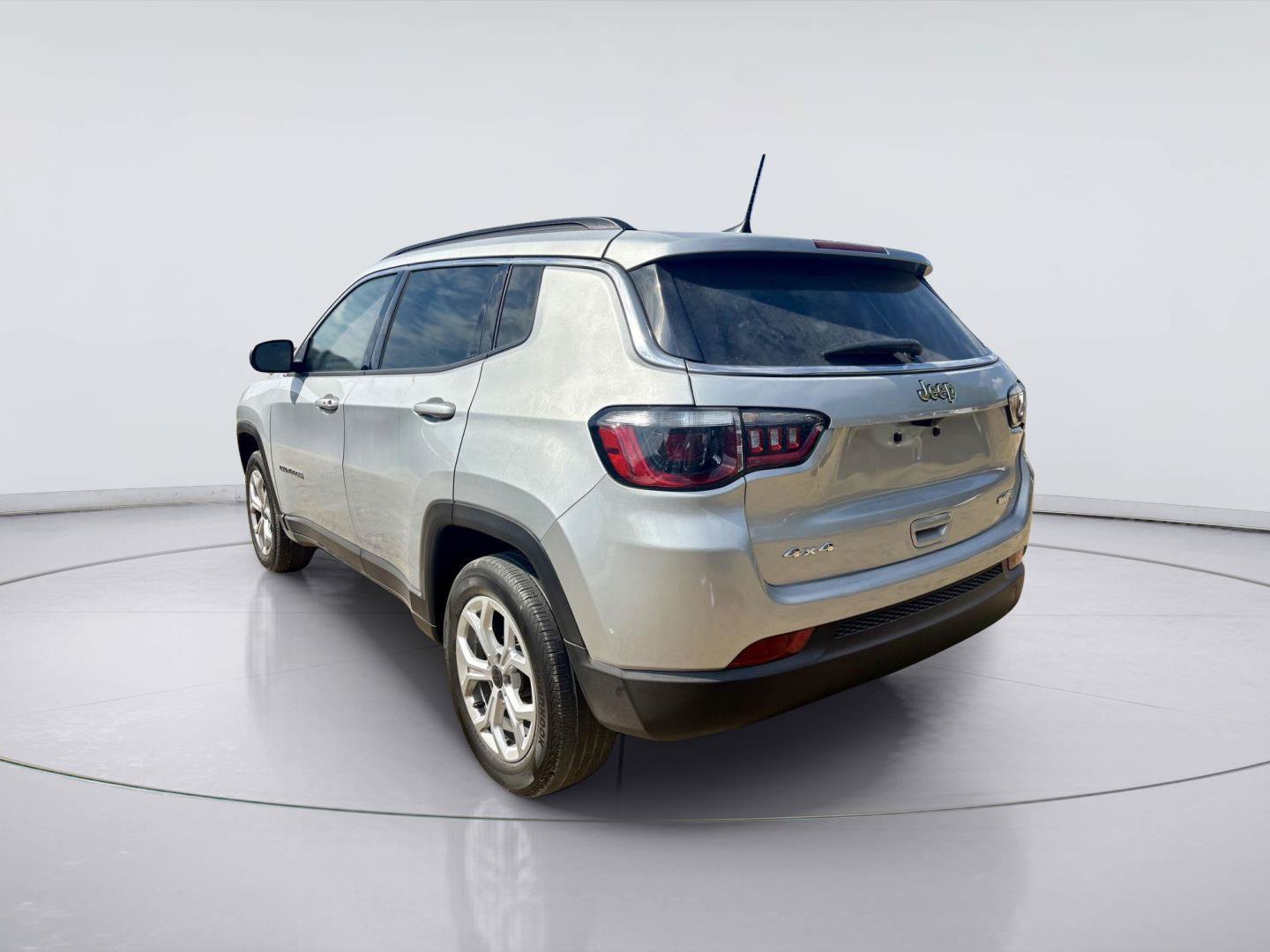 Used 2025 Jeep Compass Latitude AWD/4WD image 7