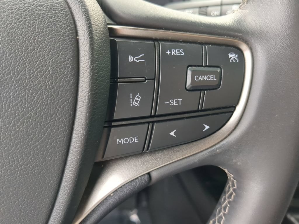 Used 2022 Lexus UX 200 w/ Accessory Package (Z2) FWD image 27
