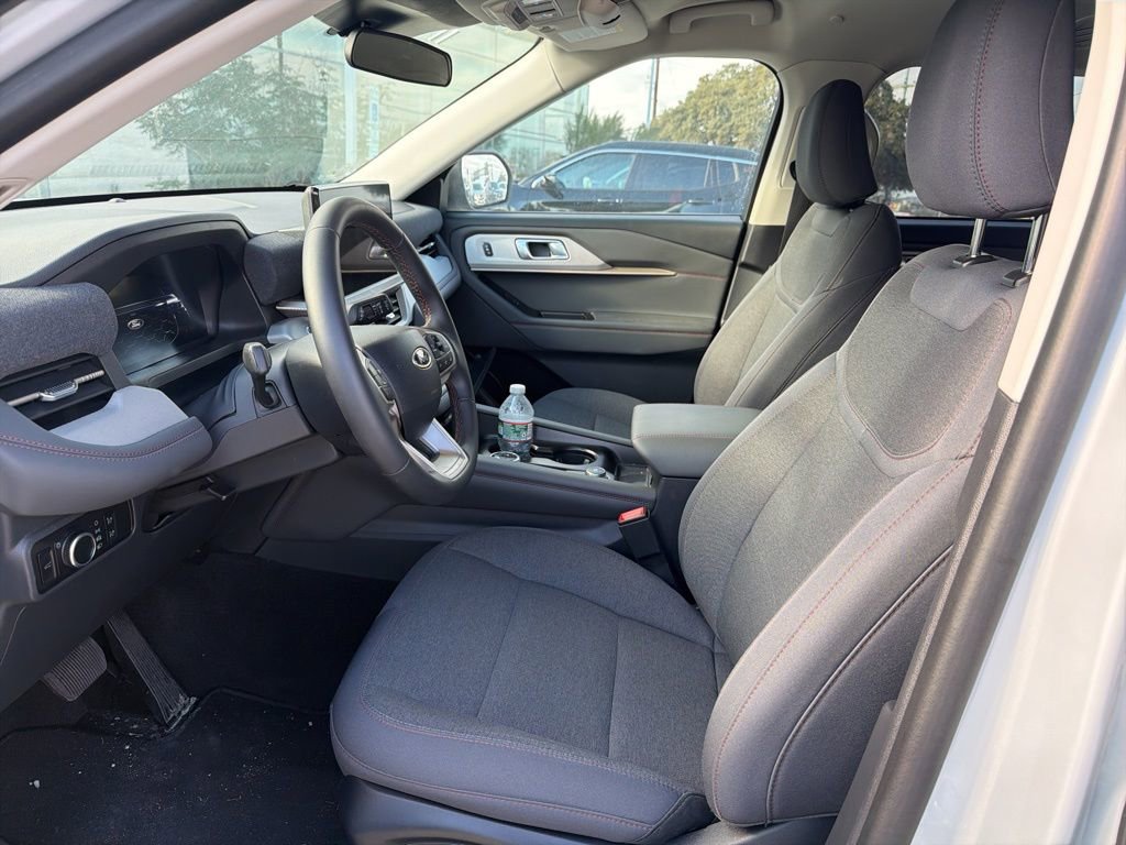 Used 2025 Ford Explorer Active image 3