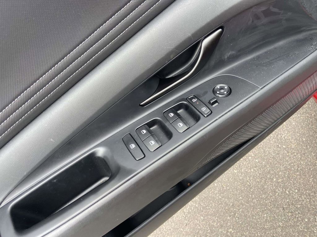 Used 2025 Hyundai Elantra Sport image 18