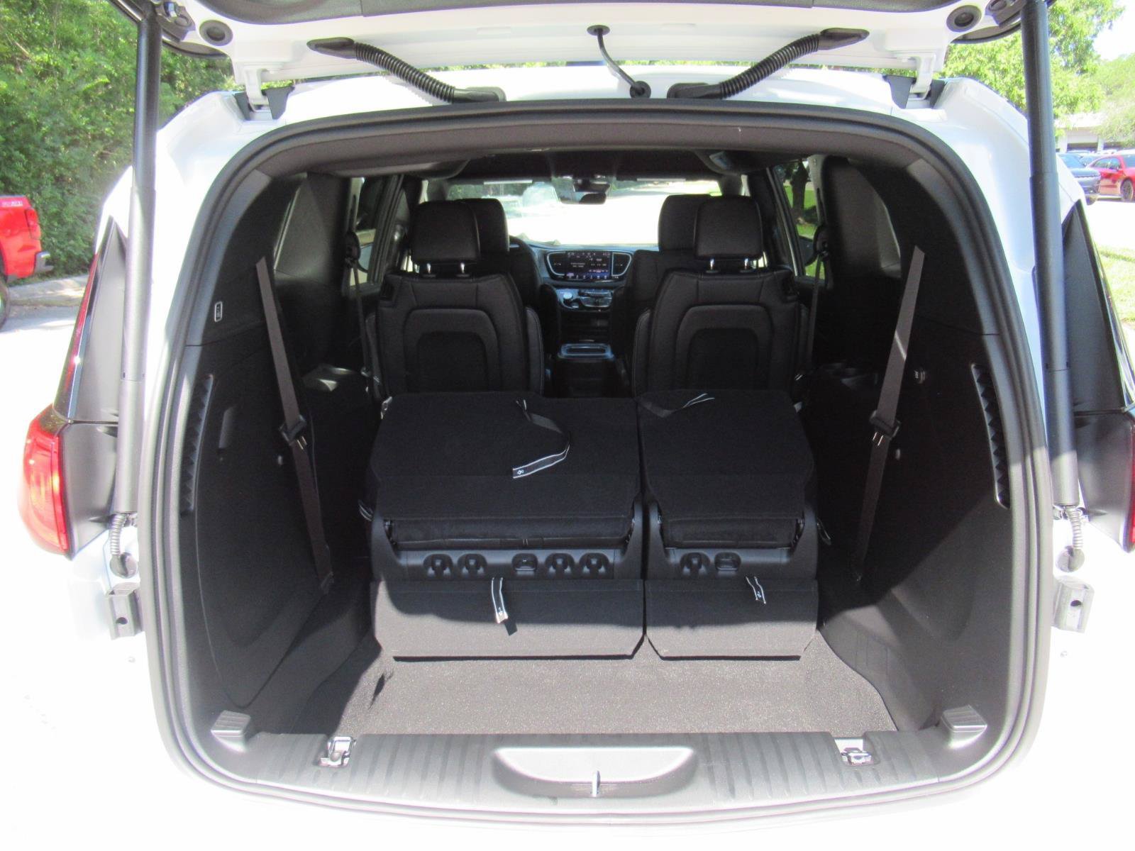 New 2027 Chrysler Pacifica LX FWD image 30