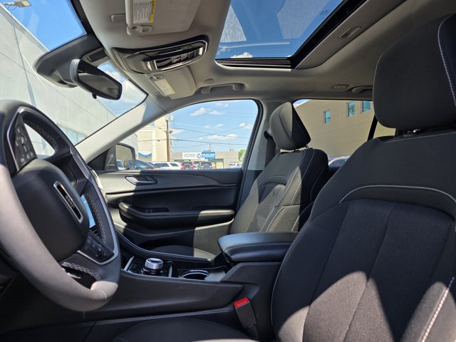 Certified 2023 Jeep Grand Cherokee Laredo AWD/4WD image 3