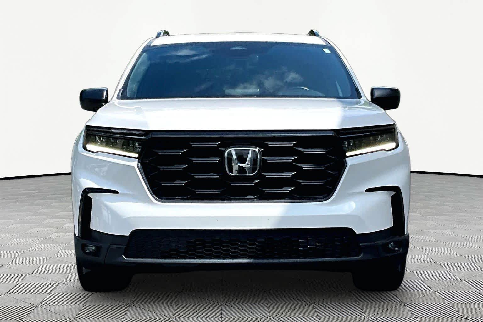 Used 2025 Honda Pilot Sport image 4