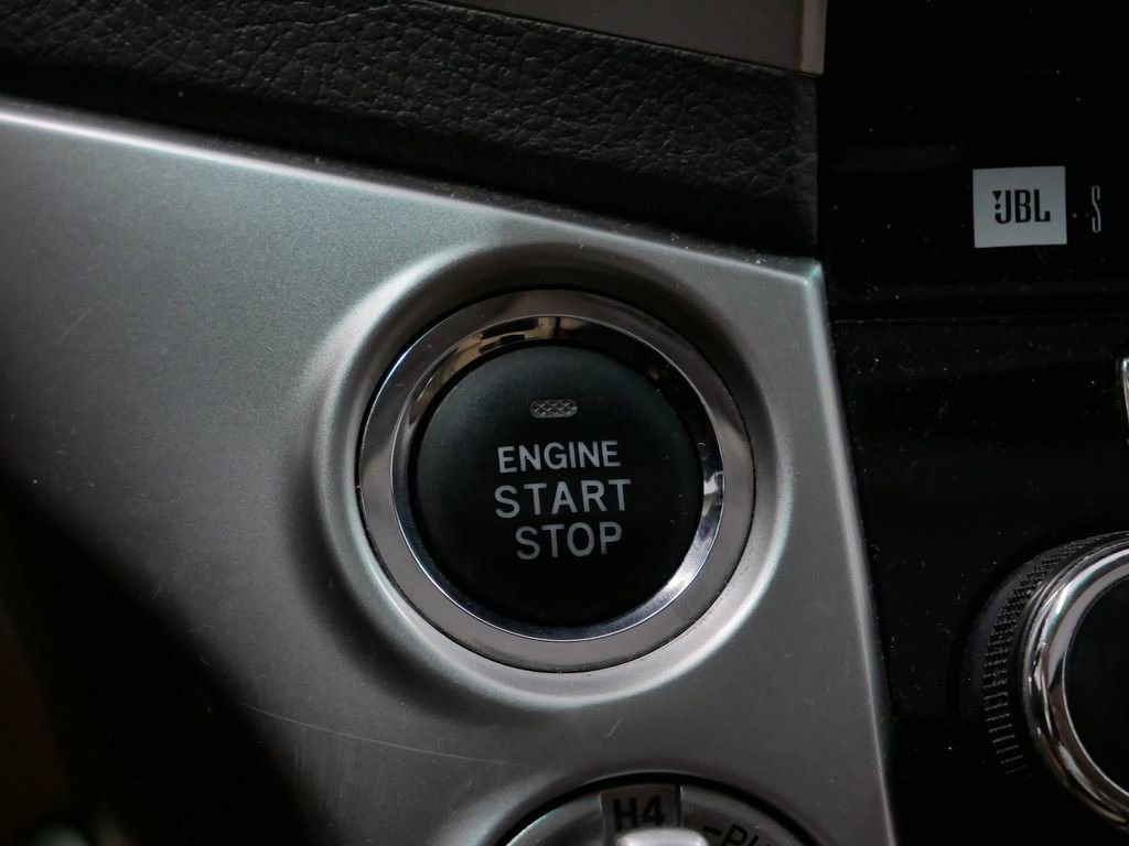 Used 2015 Toyota Land Cruiser image 30