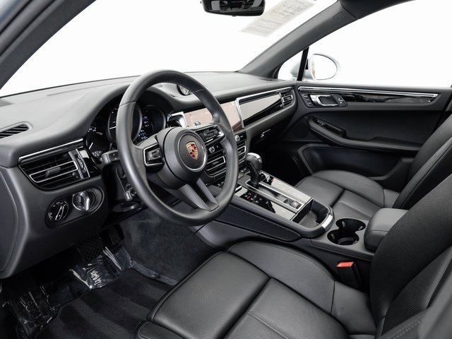 Used 2025 Porsche Macan image 4