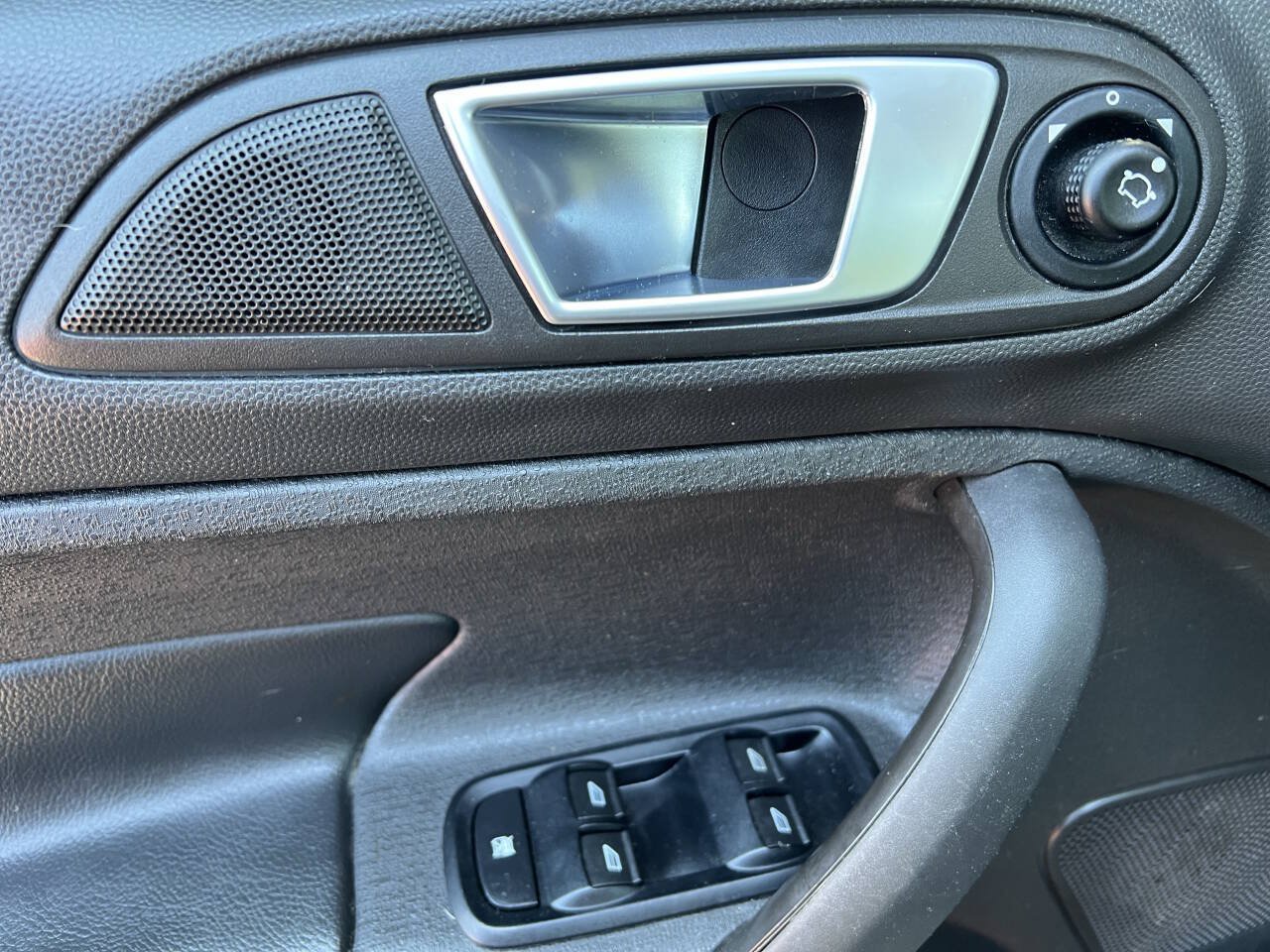Used 2014 Ford Fiesta Titanium FWD image 22