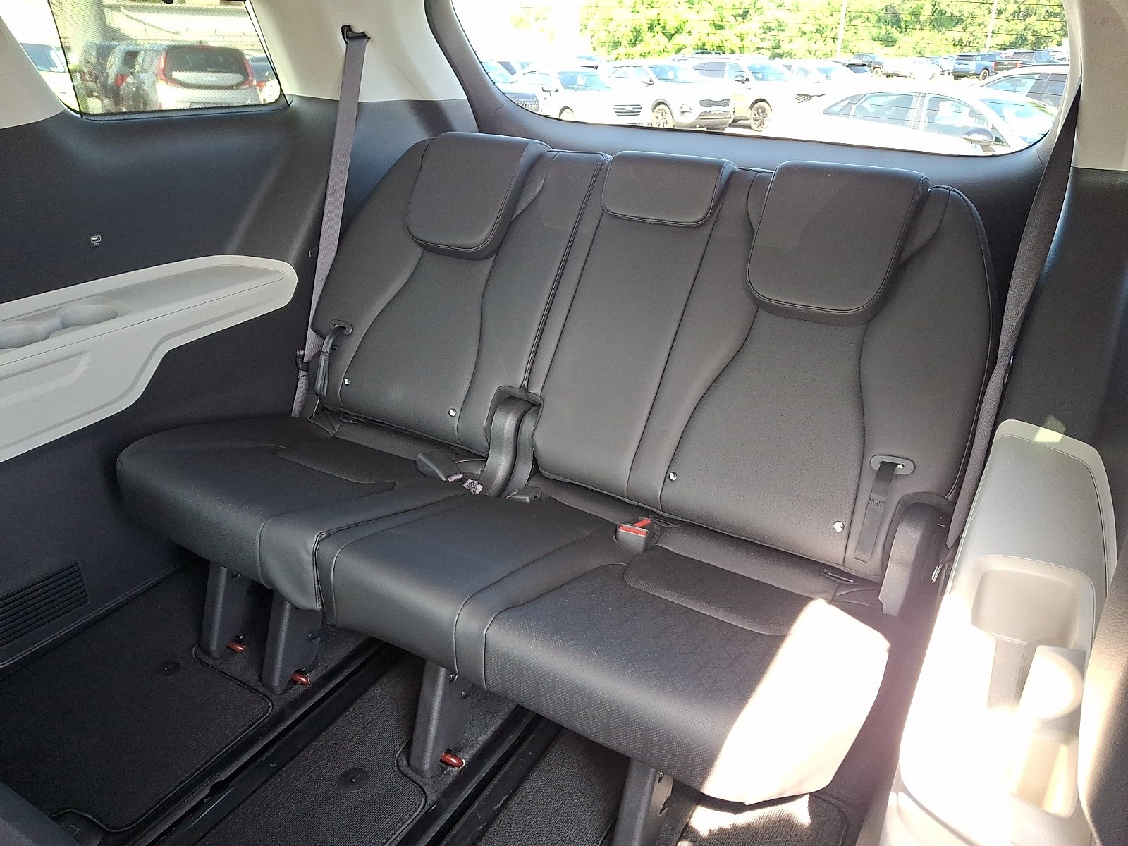 Used 2024 Kia Carnival EX FWD image 11
