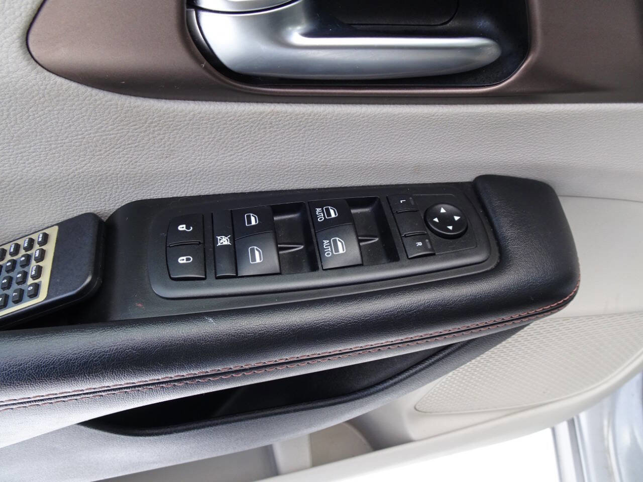 Used 2019 Chrysler Pacifica Touring Plus w/ Tire & Wheel Group image 12