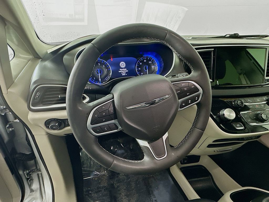 Used 2024 Chrysler Pacifica Touring-L image 18