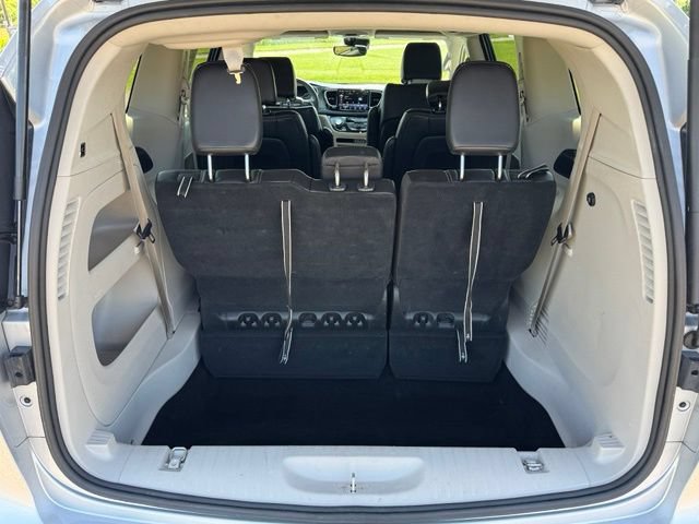 Used 2024 Chrysler Pacifica Touring-L FWD image 7