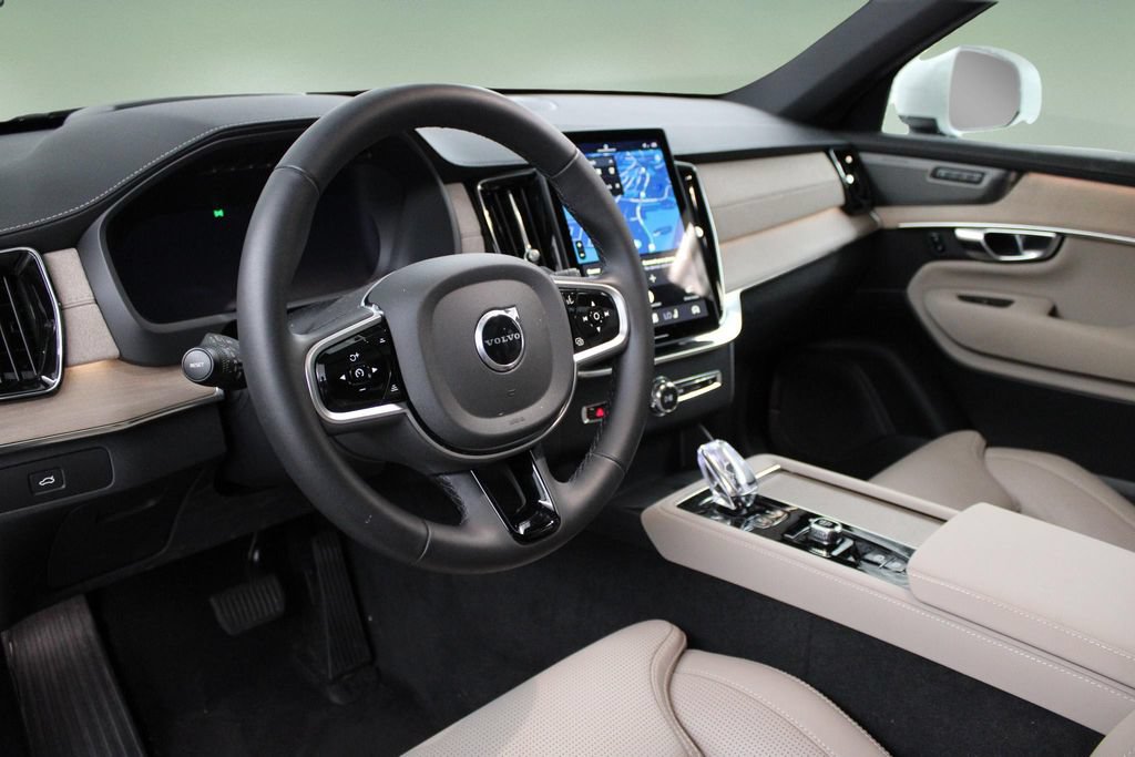Certified 2025 Volvo XC90 B5 Ultra AWD/4WD image 2
