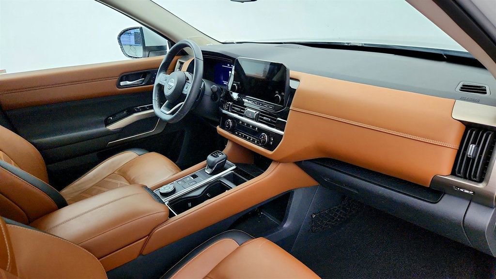 Used 2023 Nissan Pathfinder Platinum image 16