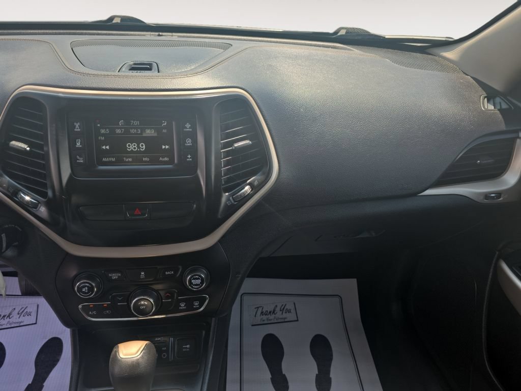 Used 2018 Jeep Cherokee Latitude w/ Cold Weather Group FWD image 10