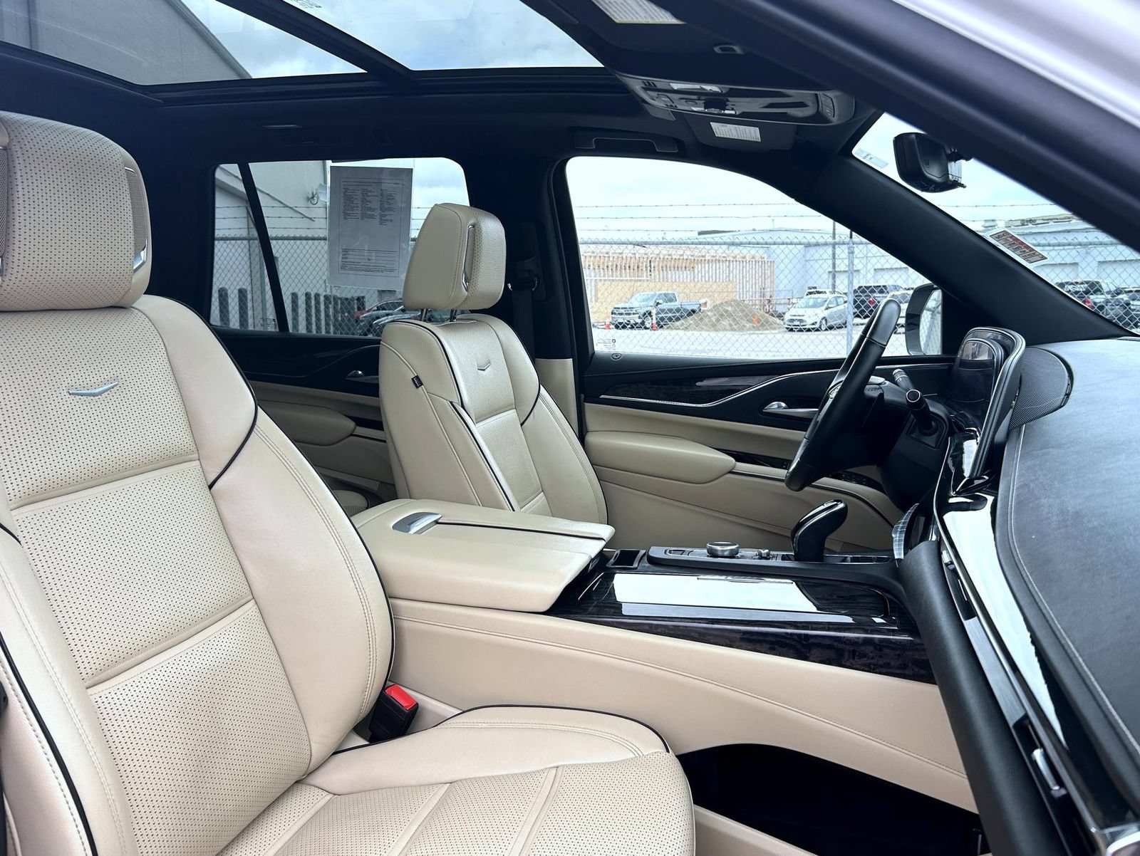 Used 2021 Cadillac Escalade Premium Luxury w/ Performance Package AWD/4WD image 19