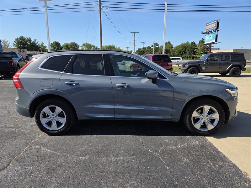 Used 2022 Volvo XC60 B5 Momentum AWD/4WD image 2