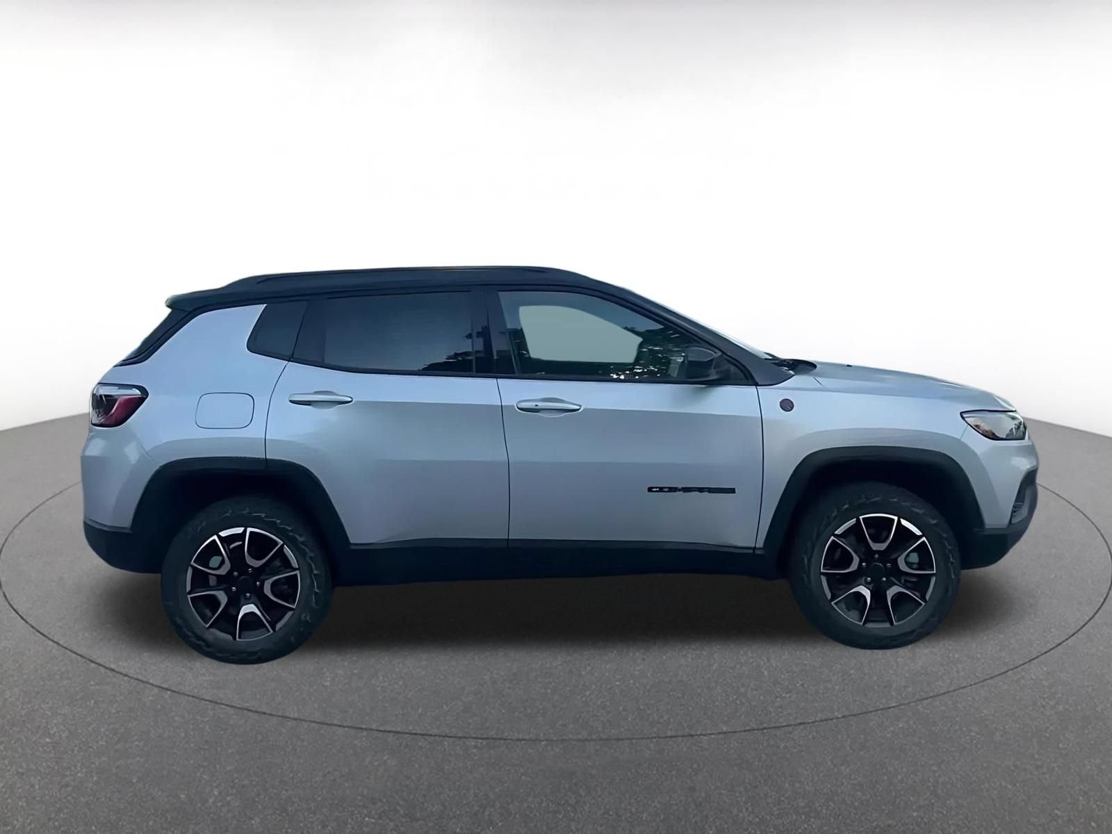 Used 2025 Jeep Compass Trailhawk AWD/4WD image 16