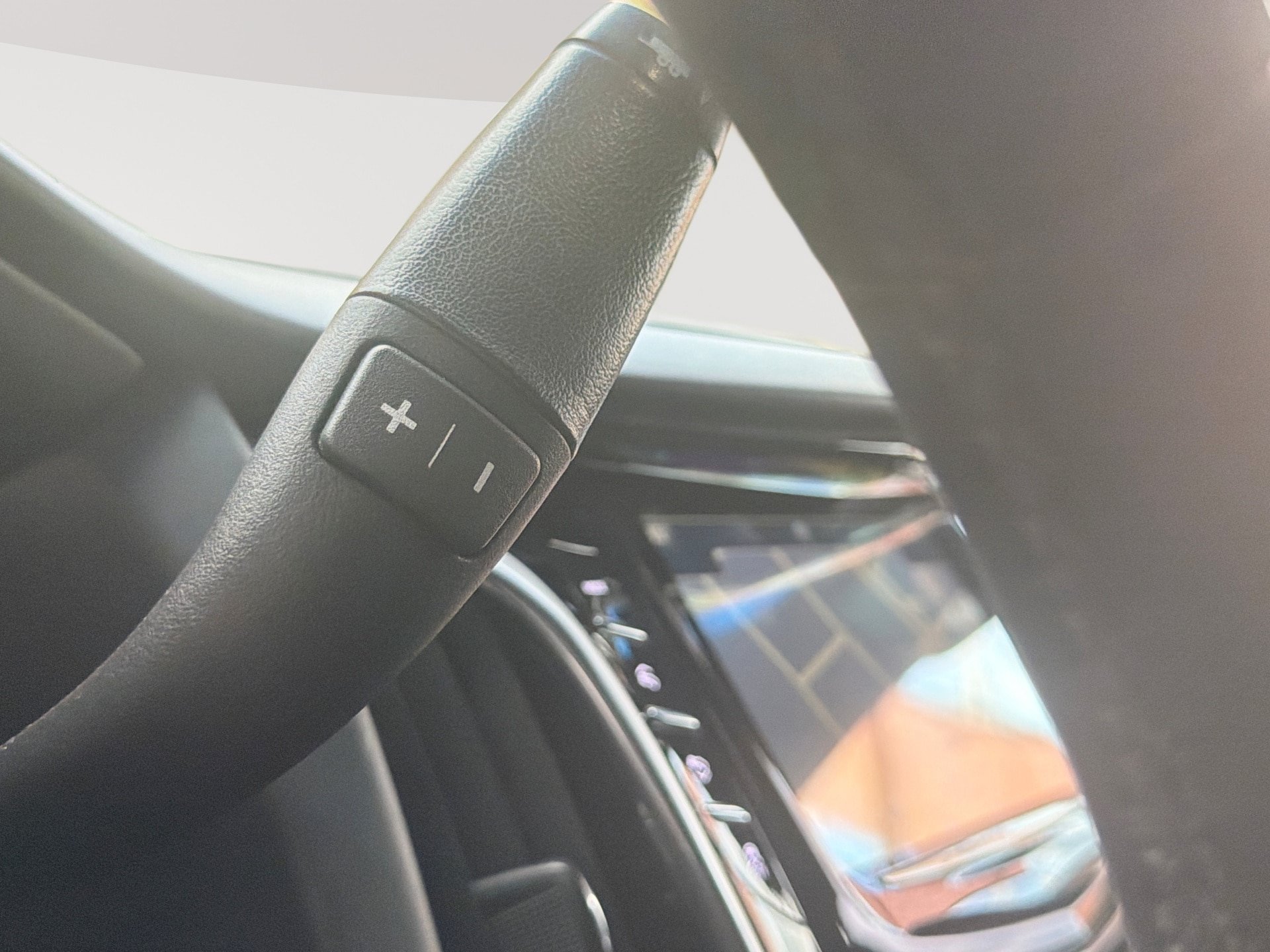 Used 2018 Cadillac Escalade ESV Platinum RWD image 23
