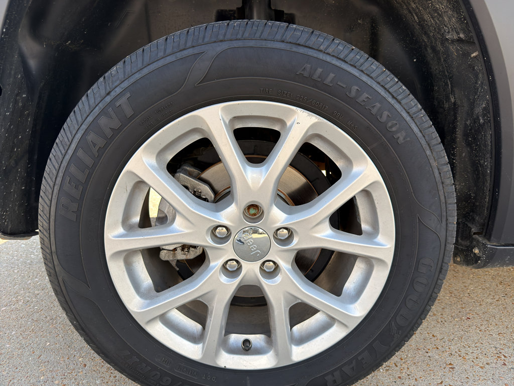 Used 2015 Jeep Cherokee Latitude FWD image 14
